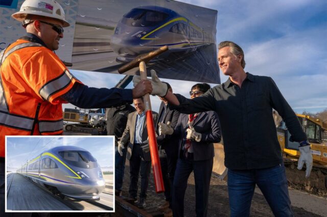 Newsom elogia a ferrovia de alta velocidade da Califórnia no Governador Gavin Newsom e líderes locais iniciando o projeto ferroviário de alta velocidade da Califórnia.