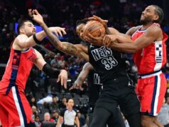 Nic Claxton resiste a lesão no dedo na derrota do Nets à medida que os resultados das imagens se aproximam O pivô do Los Angeles Clippers, Brook Lopez (11), e o atacante Kawhi Leonard (2) jogam pela bola contra o pivô do Brooklyn Nets, Nic Claxton (33), durante o primeiro tempo no Intuit Dome.