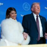 Nicki Minaj compartilha nova foto com cartão Trump Gold