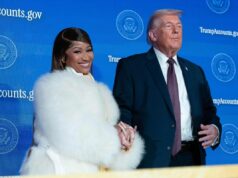 Nicki Minaj compartilha nova foto com cartão Trump Gold Nicki Minaj compartilha nova foto com cartão Trump Gold