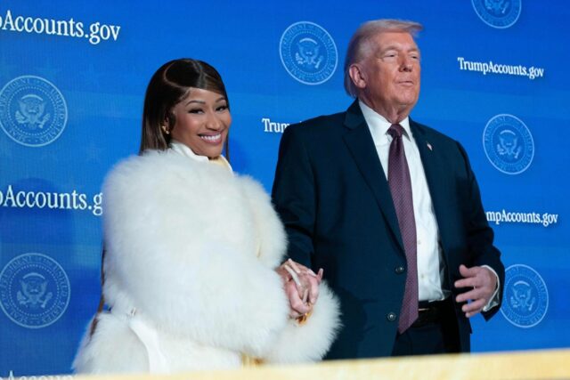 Nicki Minaj compartilha nova foto com cartão Trump Gold
