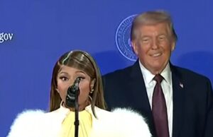 Nicki Minaj diz que é a fã número 1 de Donald Trump, em vídeo 012826_nicki_minaj_donald_trump_kal