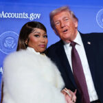 Nicki Minaj segura a mão de Donald Trump e se declara 'a fã número 1 do presidente': 'Deus o está protegendo'