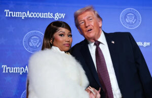 Nicki Minaj segura a mão de Donald Trump e se declara ‘a fã número 1 do presidente’: ‘Deus o está protegendo’ Nicki Minaj segura a mão de Donald Trump e se declara 'a fã número 1 do presidente': 'Deus o está protegendo'