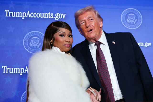 Nicki Minaj segura a mão de Donald Trump e se declara 'a fã número 1 do presidente': 'Deus o está protegendo'
