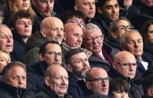 Nicky Butt diz que o Man Utd perdeu uma contratação que deixou Sir Alex Ferguson mais animado do que qualquer outra transferência Ronaldinho comemora pelo Barcelona