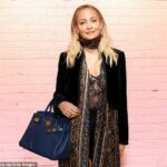Nicole Richie, 44, quebrou o silêncio sobre a nova identidade de sua filha, revelada poucos dias antes, no aniversário de 18 anos da adolescente; visto em outubro de 2025 em LA