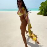 Nicole Scherzinger exibiu seu físico incrível em um biquíni amarelo e rosa minúsculo enquanto brincava na praia durante uma escapadela para as Maldivas em um clipe compartilhado no Instagram na sexta-feira