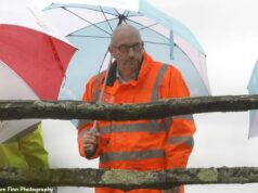 Nigel Farage diz que o chefe de água de £ 400.000 por ano deve ir embora, já que 23.000 casas em Kent e Sussex permanecem sem abastecimento David Hinton, executivo-chefe da South East Water, enfrenta crescentes apelos para renunciar