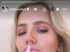 ‘Ninguém defendeu uma mulher grávida’: Tabitha Willett, do Made In Chelsea, provoca debate ao criticar ‘homens que viajam diariamente em seus telefones’ por não lhe oferecerem um assento de trem – apesar de usarem um crachá de ‘bebê a bordo’ Tabitha Willett gerou debate ao criticar 'homens que viajam diariamente em seus telefones' por não lhe oferecerem um assento no trem - apesar de usarem um crachá de 'bebê a bordo'