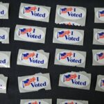 O senador Tom Umberg (à direita) está por trás de um novo projeto de lei no Legislativo da Califórnia que, segundo ele, poderia