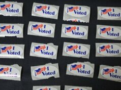 ‘No Kings’: Novo projeto de lei da Califórnia pretende impedir o presidente Trump de buscar um terceiro mandato O senador Tom Umberg (à direita) está por trás de um novo projeto de lei no Legislativo da Califórnia que, segundo ele, poderia