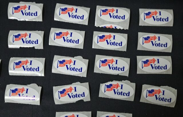 'No Kings': Novo projeto de lei da Califórnia pretende impedir O senador Tom Umberg (à direita) está por trás de um novo projeto de lei no Legislativo da Califórnia que, segundo ele, poderia