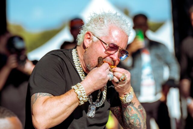 No domingo do Super Bowl, Guy Fieri dará uma grande festa Flavortown Tailgate
