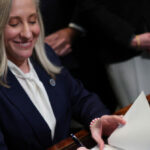 No primeiro dia de mandato, o governador da Virgínia, Spanberger, determina a regra que exige que os policiais cooperem com o ICE