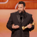 Noah Wyle agradece aos profissionais de saúde ao ganhar grande prêmio por 'The Pitt' no Globo de Ouro de 2026
