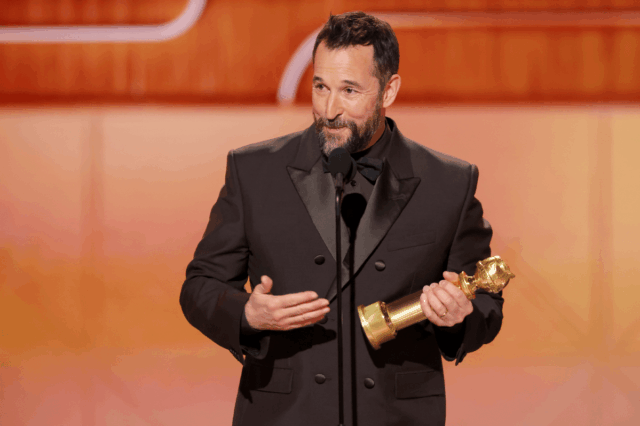Noah Wyle agradece aos profissionais de saúde ao ganhar grande prêmio por 'The Pitt' no Globo de Ouro de 2026
