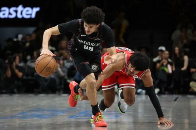 Nolan Traore tenta pegar uma bola perdida e ultrapassar Tre Jones durante a vitória do Nets por 112-109 sobre o Bulls em 16 de janeiro de 2025 no Barclays Center.