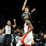 Nolan Traore, do Brooklyn Nets, arremessa no segundo tempo no Barclays Center, no Brooklyn, Nova York, quinta-feira, 1º de janeiro de 2026.