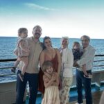 Ellie com sua família e pais no último dia de viagem a bordo do Independence of the Seas da Royal Caribbean