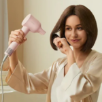 o secador de cabelo brilhante dos sonhos em uma bancada de mármore