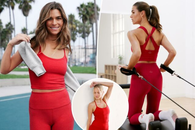 Uma mulher vestindo uma regata vermelha e leggings combinando.