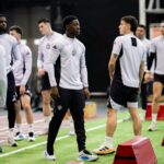 Kobbie Mainoo durante a partida da Premier League entre Arsenal e Manchester United no Emirates Stadium em 2026 em Londres, Inglaterra.