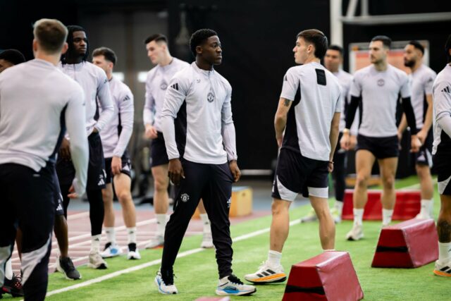 Kobbie Mainoo durante a partida da Premier League entre Arsenal e Manchester United no Emirates Stadium em 2026 em Londres, Inglaterra.