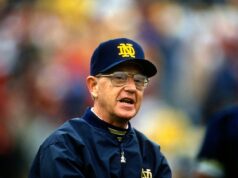 Notícias tristes surgem sobre o famoso treinador da Notre Dame, Lou Holtz Head Coach Lou Holtz of the Notre Dame Fighting Irish looks on during an NCAA Football game circa 1990. Holtz coached the Notre Dame Fighting Irish from 1986-1996.
