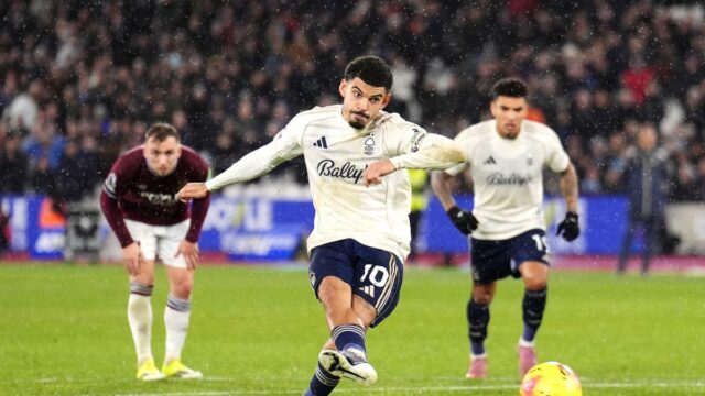 Nottingham Forest vence por 2 a 1 no West Ham para aumentar a pressão sobre o ex-técnico Nuno
