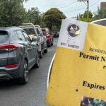 A autorização em papel de Olivia Stiles costumava permitir que ela estacionasse fora de sua casa gratuitamente.