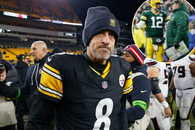 O quarterback do Pittsburgh Steelers, Aaron Rodgers (8), sai do campo.