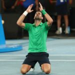 Novak Djokovic comemora depois de derrotar Jannik Sinner no Aberto da Austrália em 30 de janeiro de 2026.