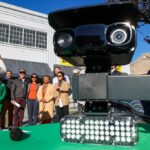 Um radar de velocidade automatizado é exibido em uma mesa enquanto a prefeita de Oakland, Barbara Lee, caminha em direção ao pódio para se dirigir à mídia durante uma entrevista coletiva no cruzamento da 27th Street com a Broadway em Oakland, Califórnia, na sexta-feira, 16 de janeiro de 2026. 18 câmeras foram instaladas em locais por toda a cidade e começaram a emitir avisos em 14 de janeiro de 2026. Eles estão programados para começar a emitir multas por excesso de velocidade em meados de março de 2026, de acordo com a cidade funcionários. (Ray Chavez/Grupo de Notícias da Bay Area)