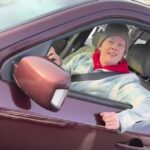 A filmagem supostamente gravada pelo agente do ICE Jonathan 'Jon' Ross mostra como Renee Nicole Good (vista em seu carro) e sua esposa aparentemente insultaram os agentes do ICE antes do tiroteio fatal