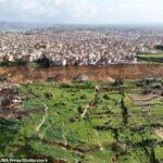 Fotos mostram casas penduradas em um precipício após um deslizamento de terra na cidade siciliana de Niscemi