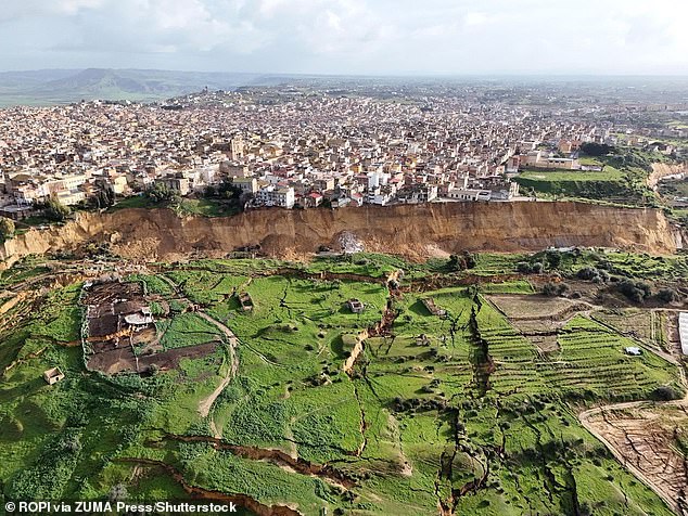 Novas imagens mostram uma devastação incrível que atingiu a cidade Fotos mostram casas penduradas em um precipício após um deslizamento de terra na cidade siciliana de Niscemi