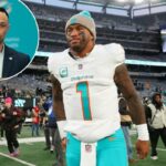 O quarterback do Miami Dolphins, Tua Tagovailoa, sai do campo após o jogo.