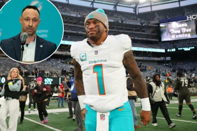 O quarterback do Miami Dolphins, Tua Tagovailoa, sai do campo após o jogo.