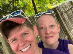 Novo vídeo mostra a vítima de tiroteio no ICE, Renee Nicole Good, bloqueando a estrada por QUATRO MINUTOS antes de ser baleada para que a esposa pudesse pular do carro para começar a filmar Renee Good e sua esposa Rebecca se mudaram com a família para Minneapolis no ano passado. Good foi morto a tiros por um agente do ICE na quarta-feira