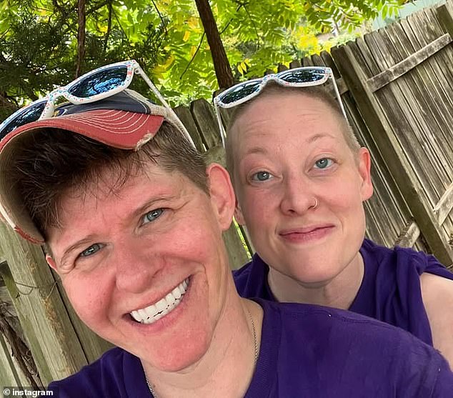 Novo vídeo mostra a vítima de tiroteio no ICE, Renee Renee Good e sua esposa Rebecca se mudaram com a família para Minneapolis no ano passado. Good foi morto a tiros por um agente do ICE na quarta-feira