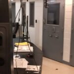 O vídeo mostra os guardas da prisão cuidando de seus negócios com calma apenas 30 minutos depois que Epstein foi encontrado morto em sua cela