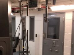 Novo vídeo mostra guardas prisionais cuidando de seus negócios com calma apenas 30 minutos depois que Jeffrey Epstein foi encontrado morto em sua cela O vídeo mostra os guardas da prisão cuidando de seus negócios com calma apenas 30 minutos depois que Epstein foi encontrado morto em sua cela