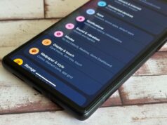 O Android 16 pode ser muito personalizável com os novos controles deslizantes táteis Um homem em um pufe navegando em seu telefone com notificações aparecendo acima dele.