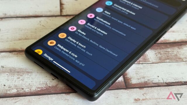 Um homem em um pufe navegando em seu telefone com notificações aparecendo acima dele.