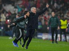 O Benfica de Mourinho arrasta o Real Madrid consigo para os playoffs da Liga dos Campeões Anatoliy Trubin, do Benfica, marca o quarto golo da sua equipa