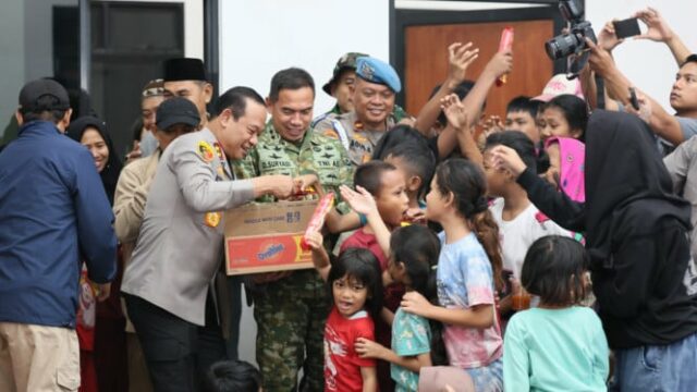 O Chefe da Polícia Metropolitana e Pangdam Jaya garantem que os refugiados das inundações em Cilincing sejam atendidos de maneira ideal
