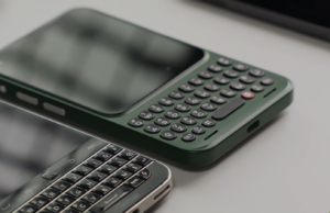 O Click Communicator combina a função clássica do Blackberry com a forma moderna do smartphone O botão lateral no Comunicador de cliques