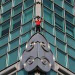 O Demolidor Alex Honnold inicia a escalada estressante da torre de 101 andares em Taiwan sem cordas ao vivo na Netflix