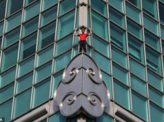 O Demolidor Alex Honnold inicia a escalada estressante da torre de 101 andares em Taiwan sem cordas ao vivo na Netflix O Demolidor Alex Honnold inicia a escalada estressante da torre de 101 andares em Taiwan sem cordas ao vivo na Netflix
